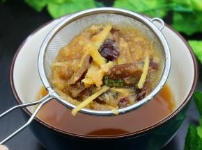 用滤网，过滤梨蓉，生姜丝、红枣。然后把梨汁倒入锅里继续小火煮1小时。