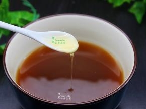 煮好之后的，放凉，加入蜂蜜拌均，装入密封罐，放入冰箱冷藏。