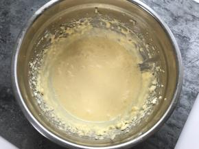 奶油奶酪，淡奶油，黄油和牛奶隔水融化, 拌匀。如果追求完美的这步最好将所得液体过筛，滤去小颗粒。