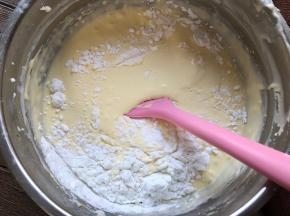 筛入低粉和玉米淀粉拌匀。