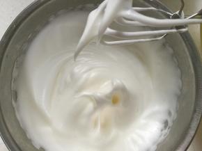 蛋白分三次加糖打发至湿性发泡，即提起打蛋头有大弯钩。
