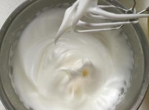 蛋白分三次加糖打发至湿性发泡，即提起打蛋头有大弯钩。