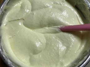 分2-3次将蛋白混入奶酪糊，采用翻拌的手法，不要画圈。