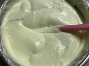 分2-3次将蛋白混入奶酪糊，采用翻拌的手法，不要画圈。