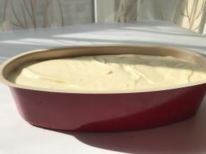 倒入模具，大概8分满，如果蛋糕液太多了最好分两个模具装，要不烘烤时会冒出来。入炉前将模具震一下，力度不要太轻。