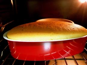 烤箱提前预热上下火135度10分钟，注意是水浴法（提前把烤盘装7分满的水），放入模具，烘烤75分钟，烤好后再焖20分钟。