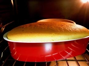 烤箱提前预热上下火135度10分钟，注意是水浴法（提前把烤盘装7分满的水），放入模具，烘烤75分钟，烤好后再焖20分钟。