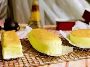 取出晾凉，大概20分钟后就可以脱模，也可以冷藏4小时以上食用前再脱模，冷藏后会轻微回缩。