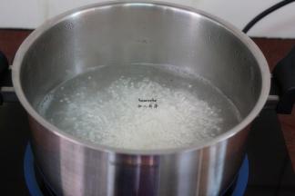 用煮锅把清水煮沸，放入西米，煮至外表透明状，中间还有白点，然后关火，焖3分钟。