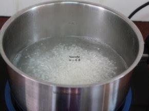 用煮锅把清水煮沸，放入西米，煮至外表透明状，中间还有白点，然后关火，焖3分钟。