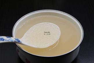 焖好的西米，晶莹剔透非常漂亮，过冷水，装入保鲜盒，放入冰箱，冷藏。这个时候，西米露就做好。