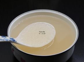 焖好的西米，晶莹剔透非常漂亮，过冷水，装入保鲜盒，放入冰箱，冷藏。这个时候，西米露就做好。