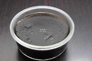 煮好的凉粉，热的时候倒入保鲜盒，放凉就凝固成块。夏天放入冰箱冷藏，口感更佳。