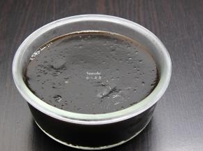 煮好的凉粉，热的时候倒入保鲜盒，放凉就凝固成块。夏天放入冰箱冷藏，口感更佳。