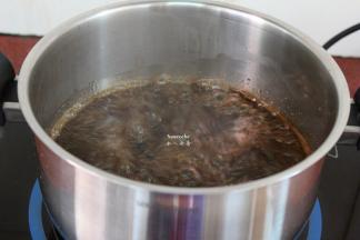 把刚刚煮西米的锅，洗净，倒入7碗清水，煮沸。然后倒入拌均好的凉粉糊，不断搅拌，再次煮沸，关火。小技巧：100克仙草粉，共要9碗水，其中7碗水用来煮沸，2碗水用来拌均凉粉糊。