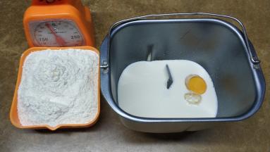 牛奶、鸡蛋、糖、盐放面包桶拌均匀