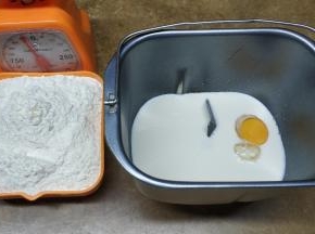 牛奶、鸡蛋、糖、盐放面包桶拌均匀