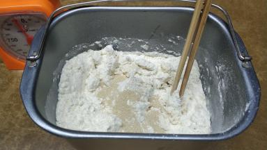 粉类和酵母倒入面包桶里