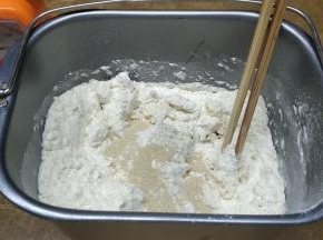 粉类和酵母倒入面包桶里