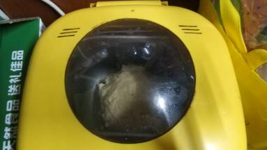 按和面功能一次，机器提示响起放入黄油至完成程序。按发酵功能进行一发