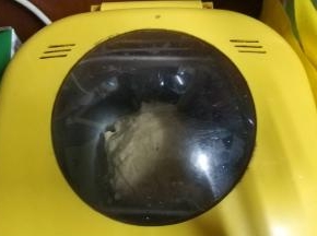 按和面功能一次，机器提示响起放入黄油至完成程序。按发酵功能进行一发
