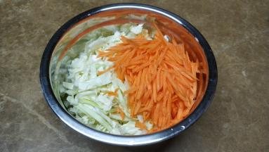 包菜、红萝卜切成丝