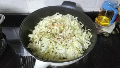 放入锅里用盐、醋、油拌均匀静止15分钟（快速入味）