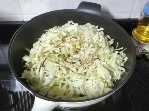 放入锅里用盐、醋、油拌均匀静止15分钟（快速入味）