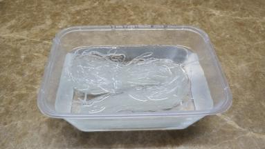 粉丝用水泡软沥干水分备用