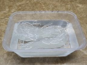 粉丝用水泡软沥干水分备用