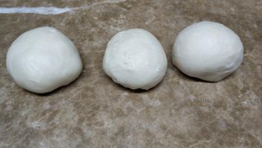 一发完成拿出排气，分成平均等份，盖上保鲜松弛15分钟