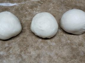 一发完成拿出排气，分成平均等份，盖上保鲜松弛15分钟