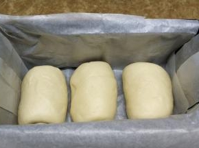 三个一组摆入模具中