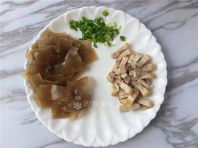 将五花肉切条，小葱切小段。
