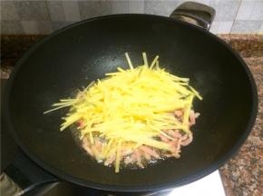 放入土豆丝翻炒2分钟。