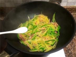 放入适量盐翻炒10秒。