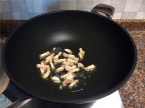 放入五花肉翻炒1分钟。
