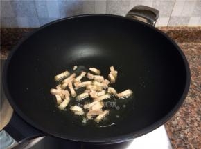放入五花肉翻炒1分钟。