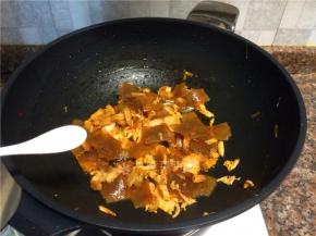 放入适量盐翻炒1分钟。