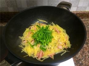 放入青椒翻炒1分钟。