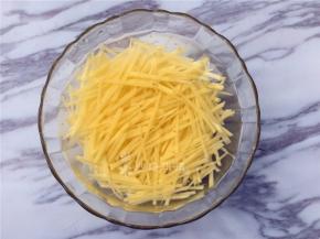 土豆丝切丝用凉水冲洗几次沥干水分。