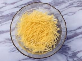 土豆丝切丝用凉水冲洗几次沥干水分。