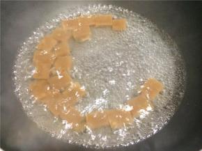 将苕皮放入锅中煮2分钟后捞出分片。