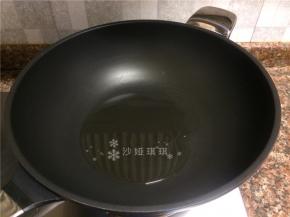 热锅倒油烧至八成热。