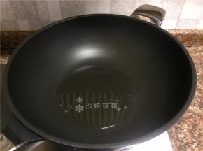 热锅倒油烧至八成热。