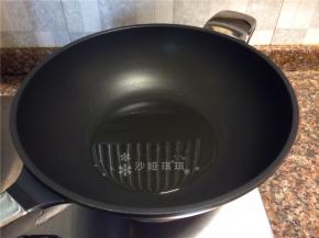 热锅倒油烧至八成热。