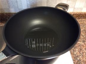 热锅倒油烧至八成热。