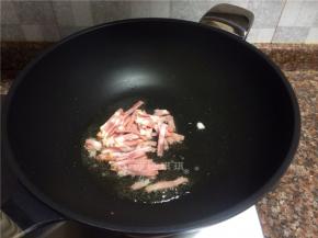 放入培根翻炒1分钟。