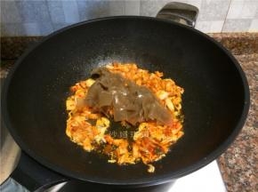 放入苕皮翻炒2分钟。