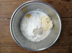 面团材料除盐和黄油之外，按照先液体后粉类，最后加酵母和老面的顺序放入和面盆中